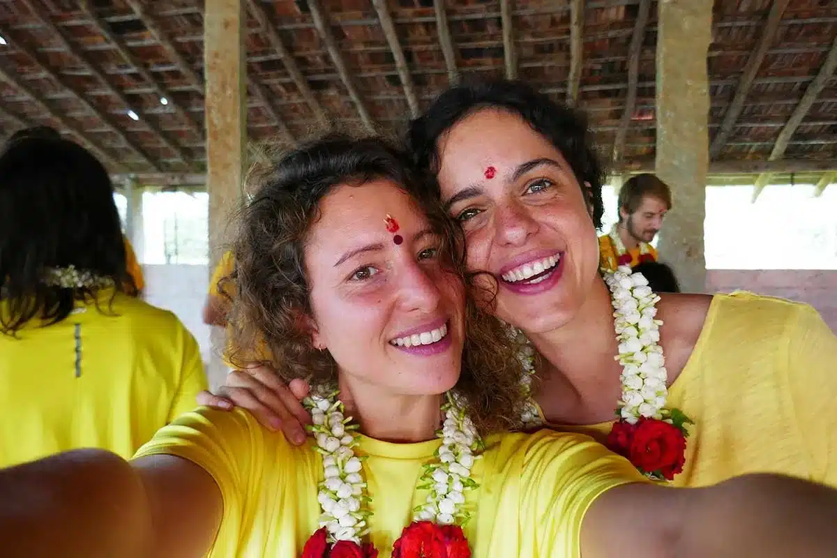 Deux femmes s’entraînant ensemble dans la salle de yoga